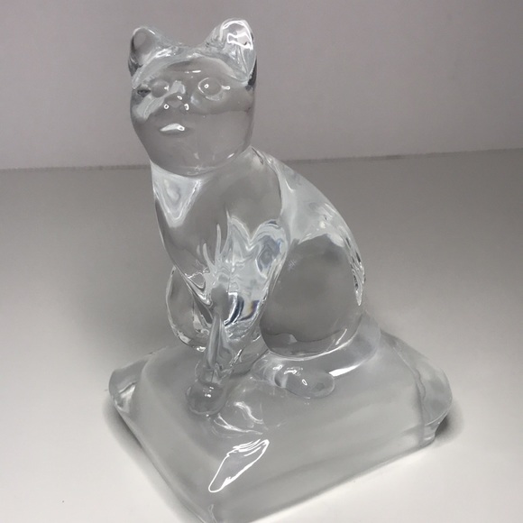 Cristal D’arques Cat sitting on a frosted crystal pillow - Picture 3 of 8